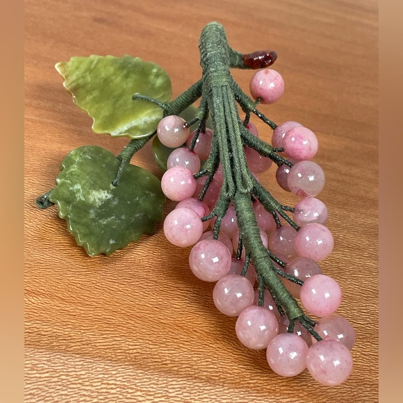 Vintage Mid Century Rose Quartz Grapes & Jade Carved Leaves Bunch Collectible - Picture 6 of 10